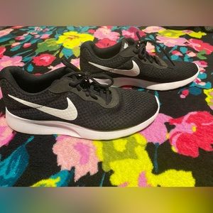 Nike, women’s size 9, black